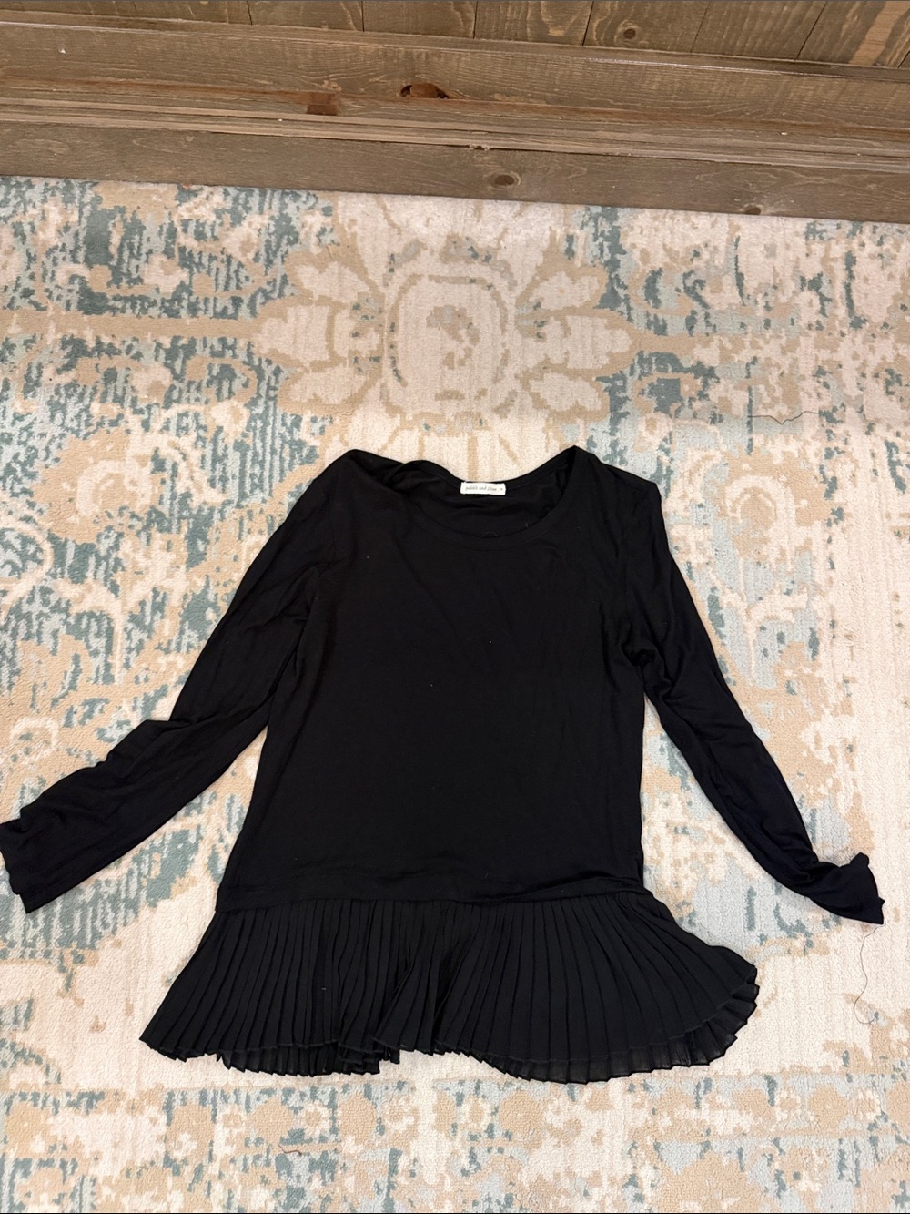 pebble and stone unique soft Black Long-Sleeve Pleated-Hem Top